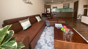 Departamento romántico | Área de sala de estar | Smart TV de 43 pulgadas con canales digitales y televisión 