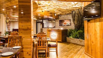 Desayuno buffet diario (INR 300 por persona)