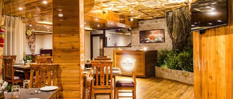 Desayuno buffet (INR 300 por persona)
