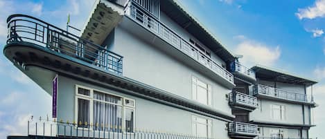 Vista frontal de la propiedad por la tarde o noche