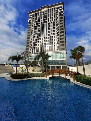 Outdoor dining - The Excelsior Hotel (Las Pinas)