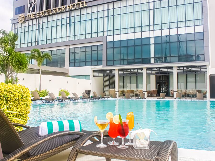 Piscine extérieure, chaises longues, maîtres-nageurs sur place