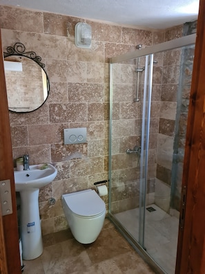 Familien-Dreibettzimmer | Badezimmer | Dusche, Haartrockner, Handtücher, Seife