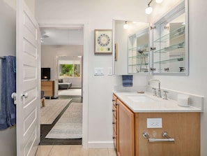 Combined shower/tub, hair dryer, towels