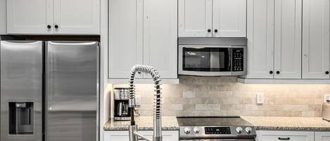 Réfrigérateur, micro-ondes, four, plaque de cuisson