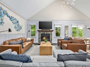 Een televisie, een open haard en een kantoor