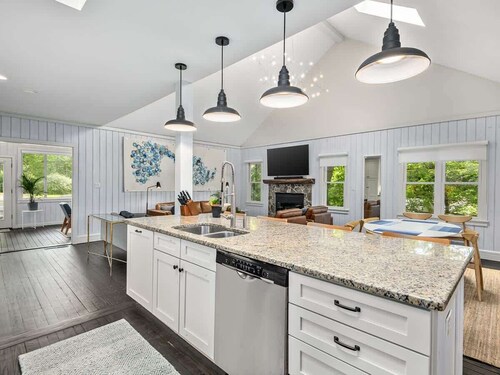 3BR Cottage w/ Epic Patio | Walk to Town+Free Tix