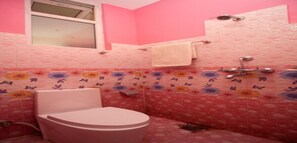 Ducha, cabezal de ducha tipo lluvia, toallas, jabón