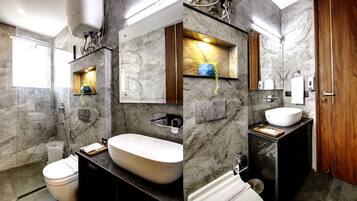 Quarto luxo | Banheiro | Chuveiro, produtos de toalete grátis