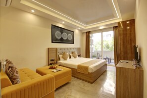 Deluxe-huone | Työpöytä, kannettavalle tietokoneelle sopiva työtila, pimennysverhot