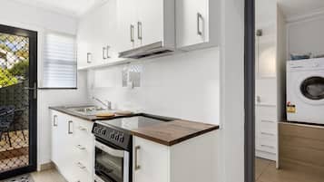 Deluxe House | Dapur peribadi | Peti sejuk/penyejuk beku saiz penuh, ketuhar gelombang mikro, ketuhar