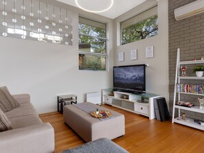 Deluxe House | Living area | 55-inch flat-screen TV with digital channels - Spectacular Views - 5 Bedroom House (Mount Nelson)