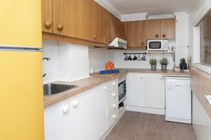 冷蔵庫、電子レンジ、食器洗い機、コーヒー / ティーメーカー