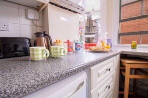 Stovetop, coffee/tea maker - Cosy 2-Bedroom Apartment in Mayfair 8CB - 4th floor no lift (Greater London)