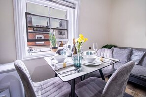 Dining - Cosy 2-Bedroom Apartment in Mayfair 8CB - 4th floor no lift (Greater London)