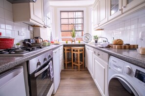 Stovetop, coffee/tea maker - Cosy 2-Bedroom Apartment in Mayfair 8CB - 4th floor no lift (Greater London)