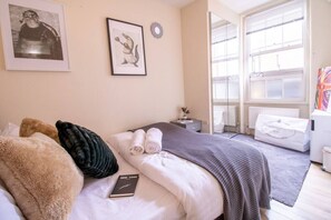 2 bedrooms, iron/ironing board, WiFi, bed sheets - Cosy 2-Bedroom Apartment in Mayfair 8CB - 4th floor no lift (Greater London)