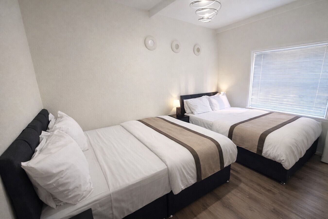 2 chambres, fer et planche à repasser, Wi-Fi, draps fournis