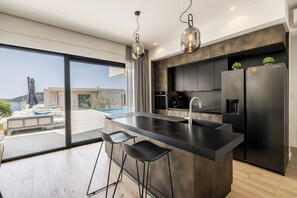 Villa | Cocina privada | Refrigerador con congelador, microondas, horno y lavavajillas