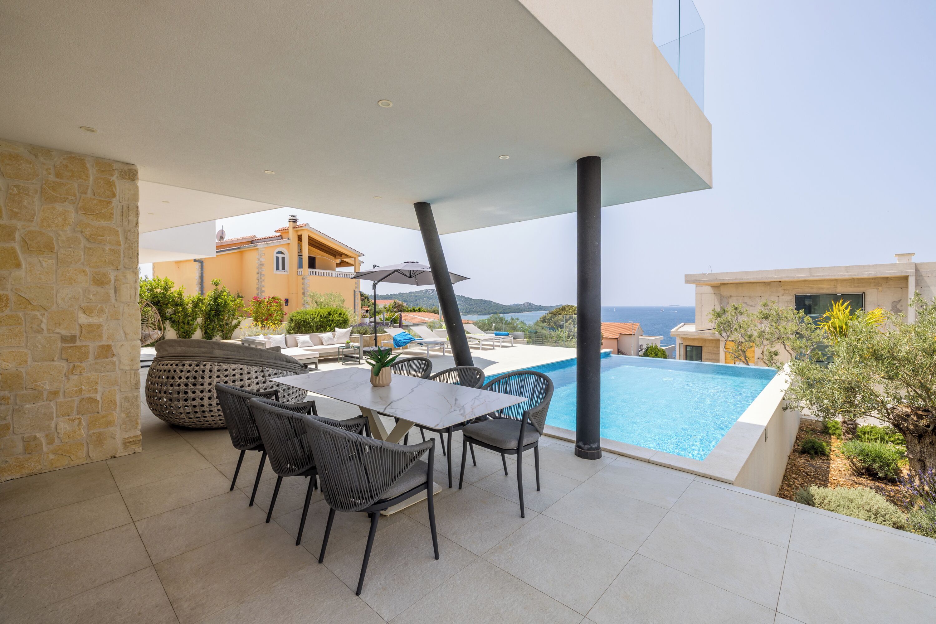 Una piscina al aire libre