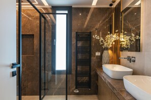 Douche, articles de toilette (gratuits), séchoir à cheveux