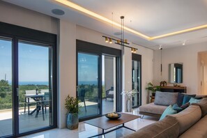 Smart TV, caminetto, console per videogiochi, impianto stereo