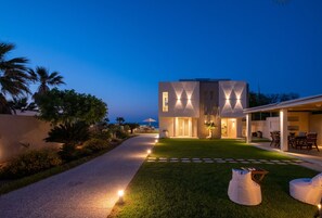 Exterior - Unique beachfront location, heated pool with built-in hydromassage, large garden (Heraklion)