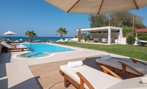 A heated pool - Unique beachfront location, heated pool with built-in hydromassage, large garden (Heraklion)