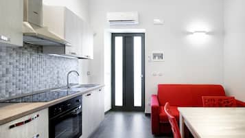 Réfrigérateur, bouilloire électrique, moulin à café