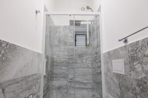 Hair dryer, towels, soap, toilet paper - APART HOTEL GANZIRRI Cozy home within walking distance of the sea and lake (Messina)