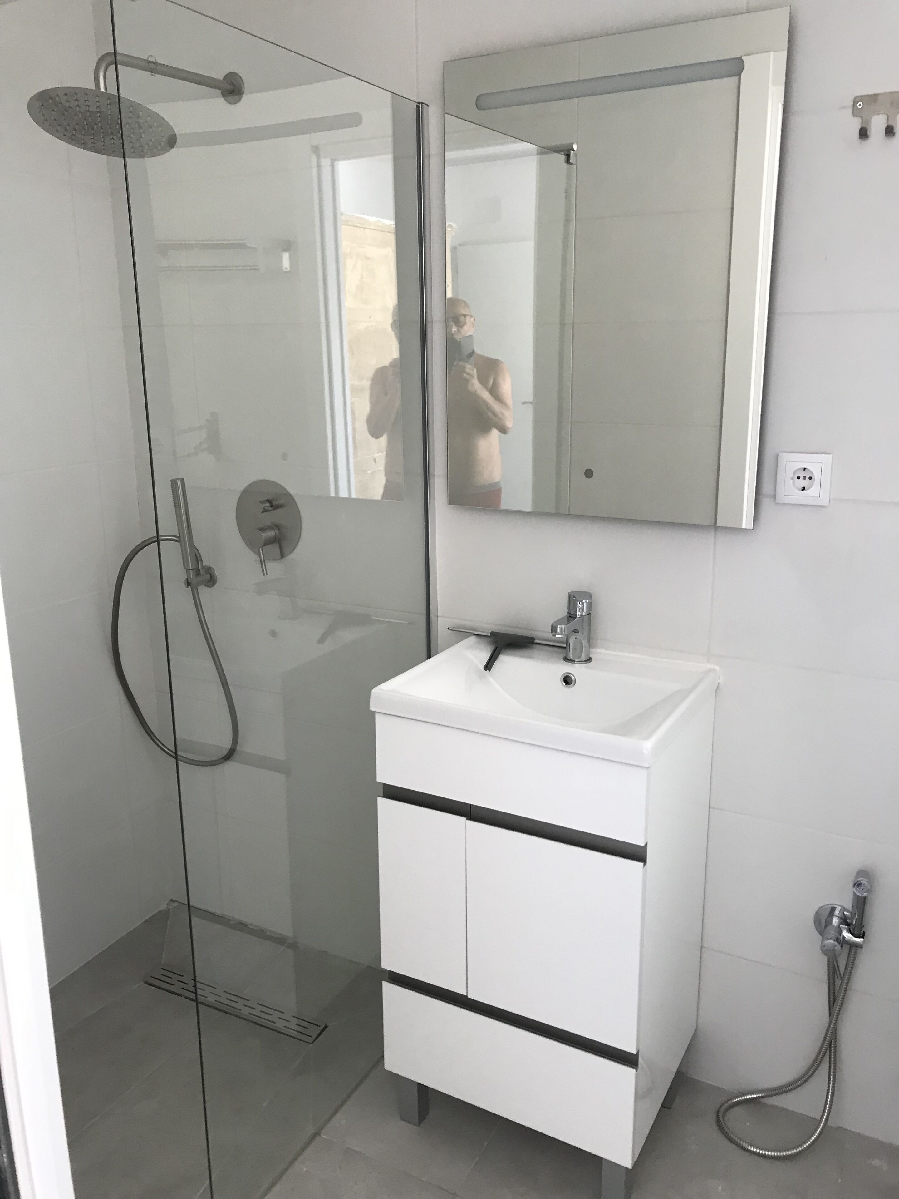 Ducha, toallas, jabón y champ ú