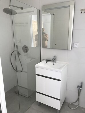 Ducha, toallas, jabón y champú