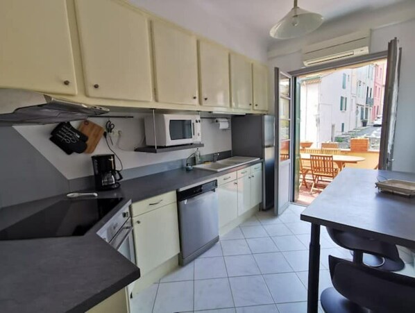 Frigorifero, microonde, forno, piano cottura