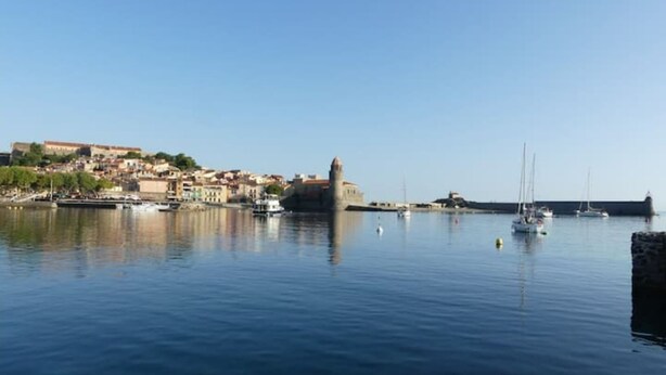 A coastal town with a historic fort, calm harbor, and boats. - Appartement 2 Avec Emplacement Idéal et Clim (Collioure)
