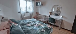 3 bedrooms, iron/ironing board, travel cot, WiFi - A 3 min du Parc de Sainte-croix de Rhodes! Grand Gîte Familial, Avec Aire de jeu (Rhodes)