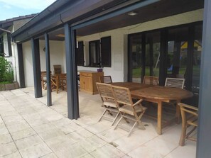 Outdoor dining - A 3 min du Parc de Sainte-croix de Rhodes! Grand Gîte Familial, Avec Aire de jeu (Rhodes)