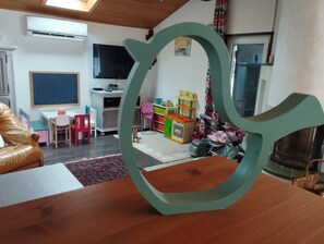 TV, lareira, mesa de pingue-pongue, livros