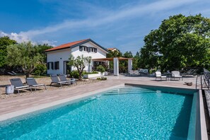 Piscine extérieure (ouverte en saison)