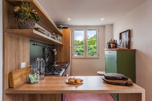 Appartement Affaires | Cuisine privée | Réfrigérateur, plaque de cuisson, chaise haute