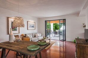 商務公寓 | 起居區 | 35-吋電視，提供數位頻道