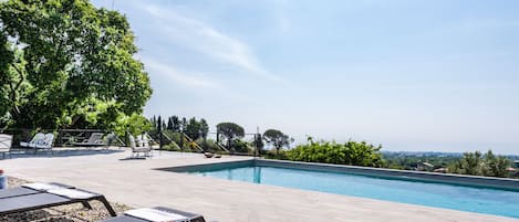 Piscine extérieure (ouverte en saison)