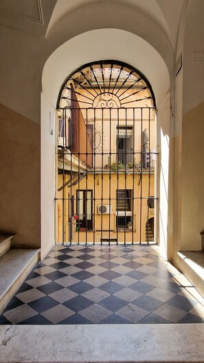 المنشأة من الداخل