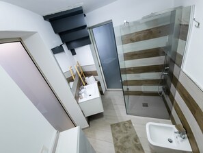 Een douche, een haardroger, een bidet, handdoeken