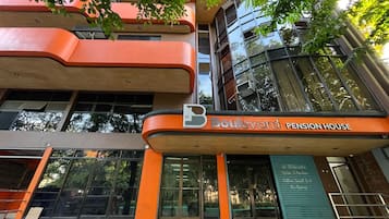 Vista frontal de la propiedad