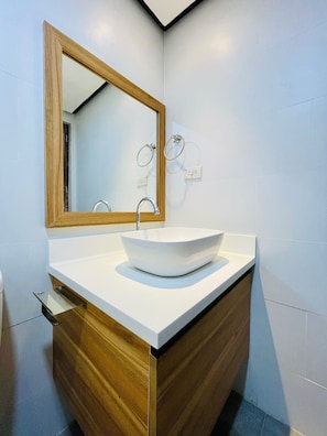 Dobbeltrom – standard | Bad | Dusj, regndusjhode, bidé og håndklær