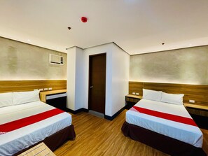 Desk, free WiFi, bed sheets - Boulevard Pension House (Cebu City)