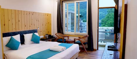 Classic Double Room, 1 King Bed, River View | Hypo-allergenic bedding, Select Comfort beds, individually decorated