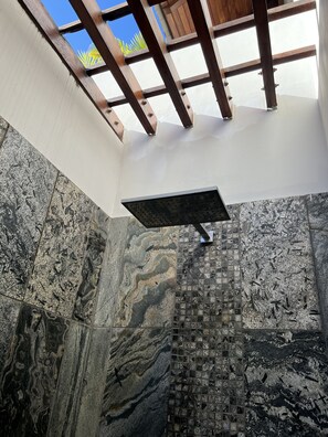 Doccia, asciugamani, carta igienica