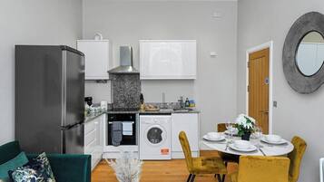 Cafetera/tetera, refrigerador, microondas, horno