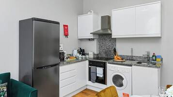 Cafetera/tetera, refrigerador, microondas, horno